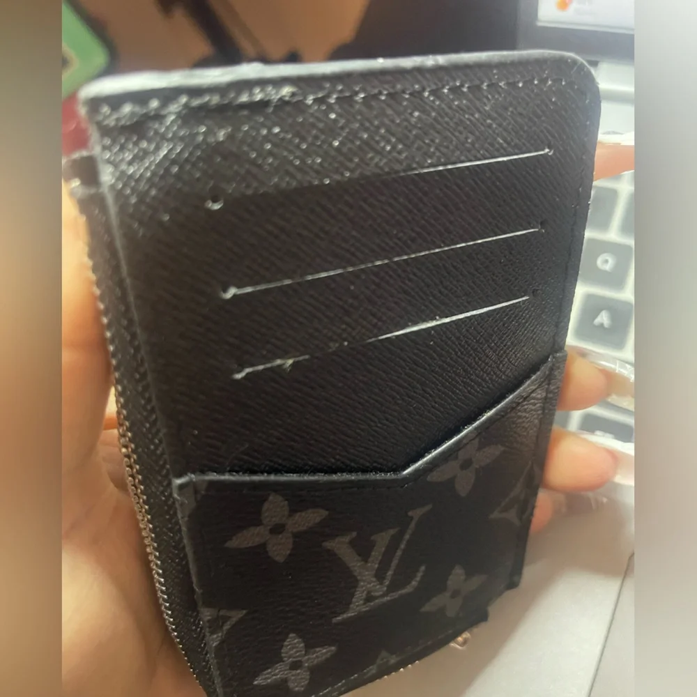 **Damaged Black Card Holder-Button Pocket Doesn’t Open** - Picture 4 of 8